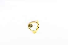 Afbeelding in Gallery-weergave laden, Goldplated ring met kleine ronde opgevulde bezelcup in de kleur zwart in een grote lege ronde
