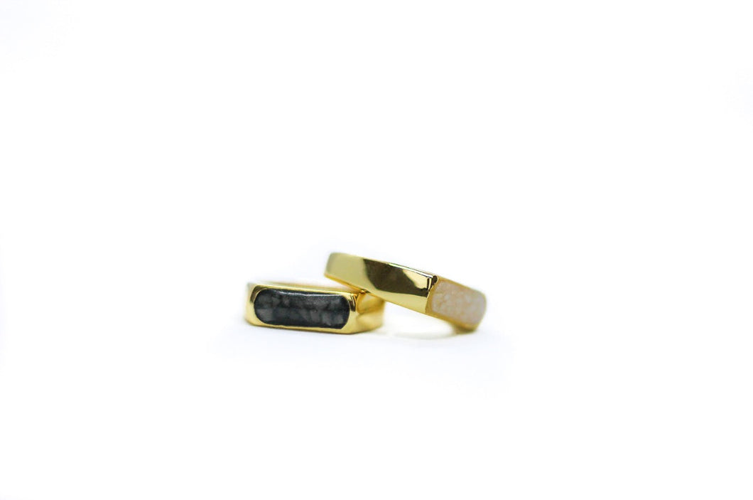 Néhlia-herinneringssieraden signet ring withe and black silver gold-plated