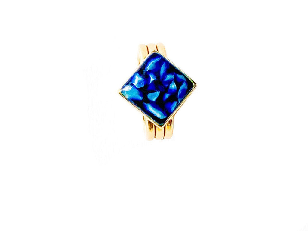Gold-plated sterling zilveren Kaya ring met een strak vierkant design en een handgemaakte moedermelksteen, modern moederschapssieraad van Néhlia.
