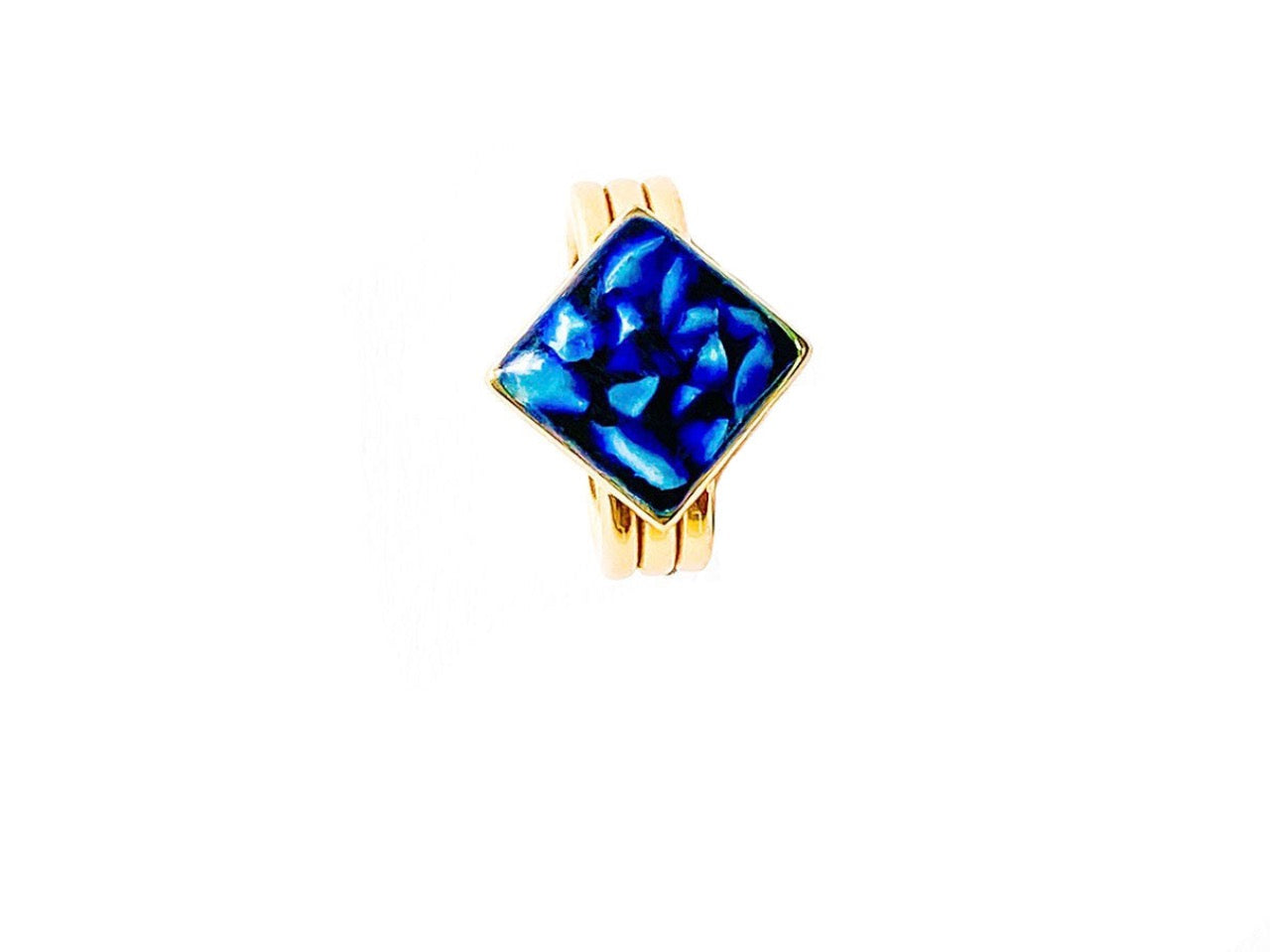 Gold-plated sterling zilveren Kaya ring met een strak vierkant design en een handgemaakte moedermelksteen, modern moederschapssieraad van Néhlia.