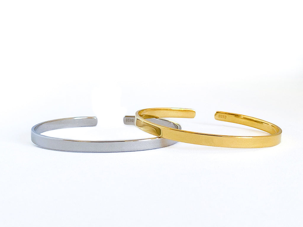 Zilveren en goldpated Ada open slavenarmband, graveerbare cuff armband van 925 sterling zilver, minimalistisch en hoogglans design van Néhlia.