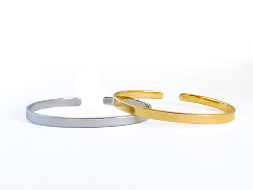 Zilveren en goldpated Ada open slavenarmband, graveerbare cuff armband van 925 sterling zilver, minimalistisch en hoogglans design van Néhlia.