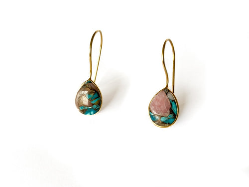 Zilveren Aia oorbellen met turquoise en roze opaal, modern strak design zonder patina, van Néhlia.