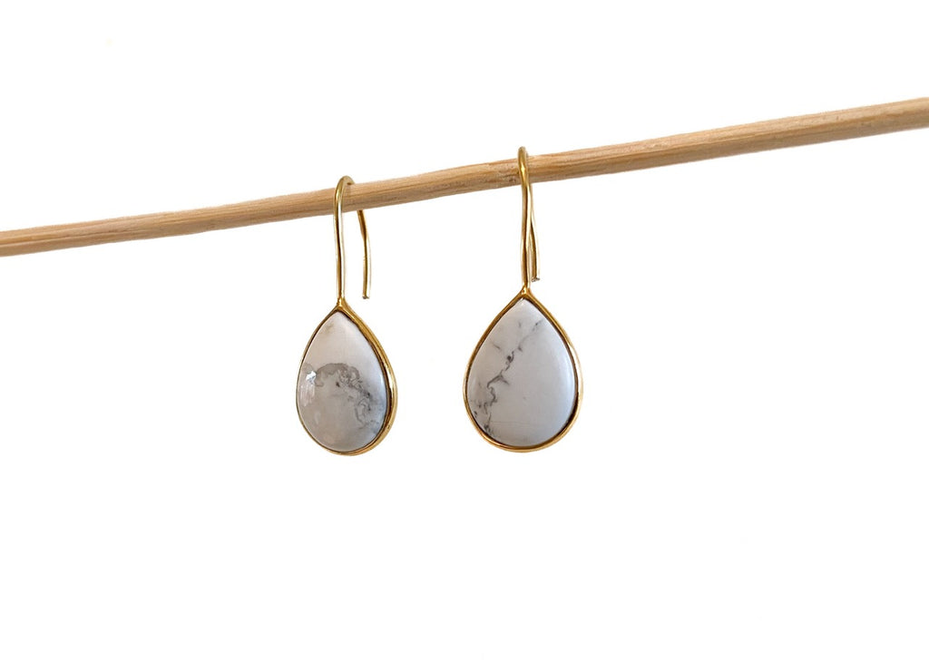 Hangende zilveren Alba oorbellen met witte marmerachtige howliet, modern strak design van Néhlia
