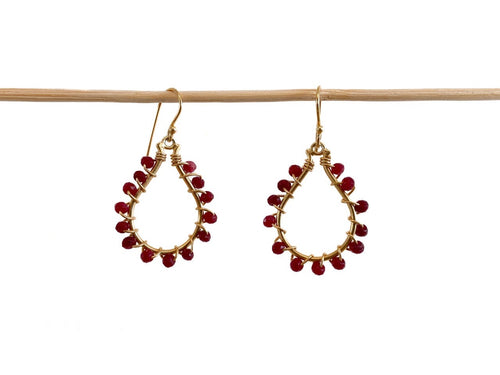 Zilveren Ami oorbellen met dieproode robijn, modern strak design van Néhlia.