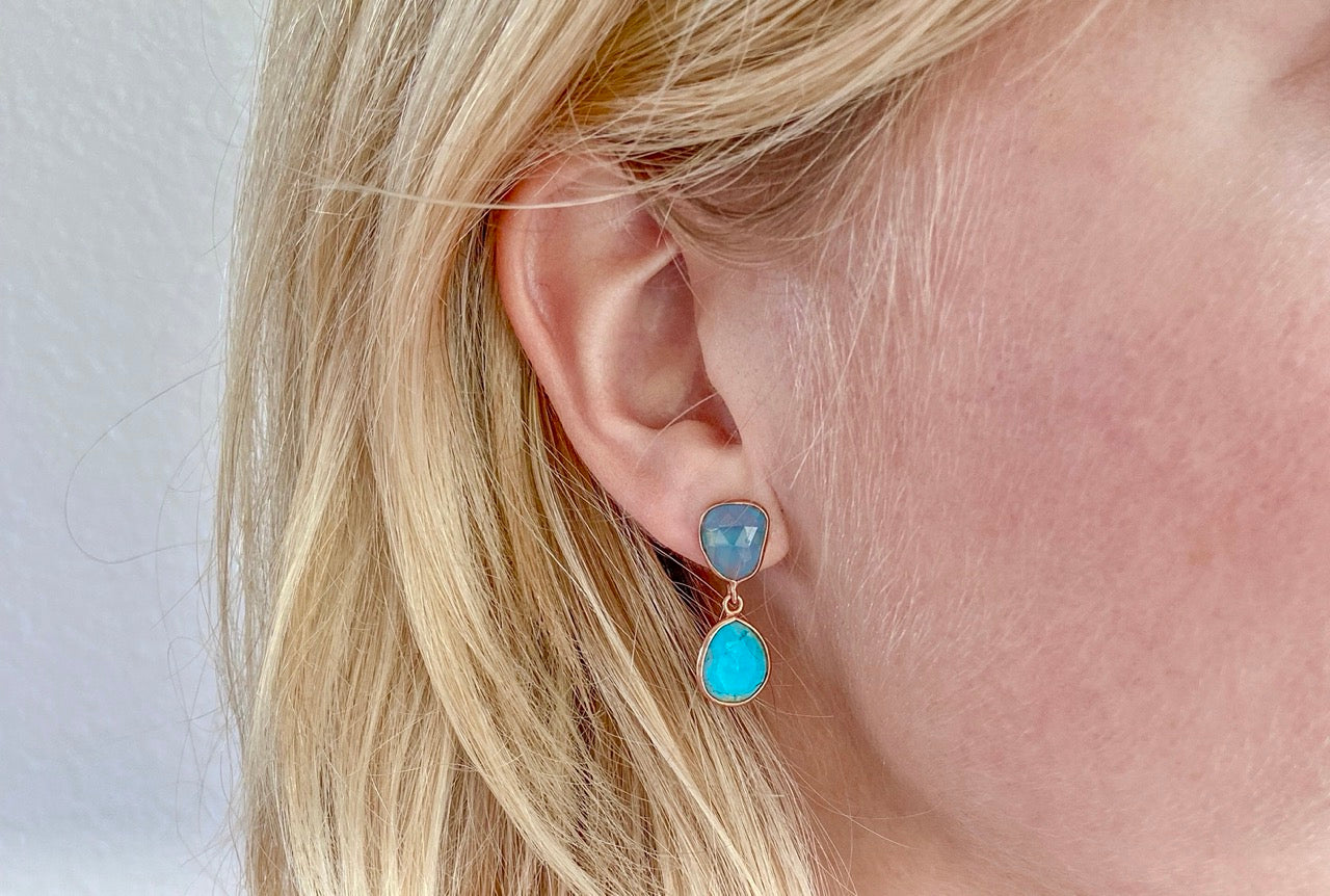 Zilveren Ayla oorbellen met heldere aqua chalcedoon, van Néhlia gedragen in vrouwen oor.