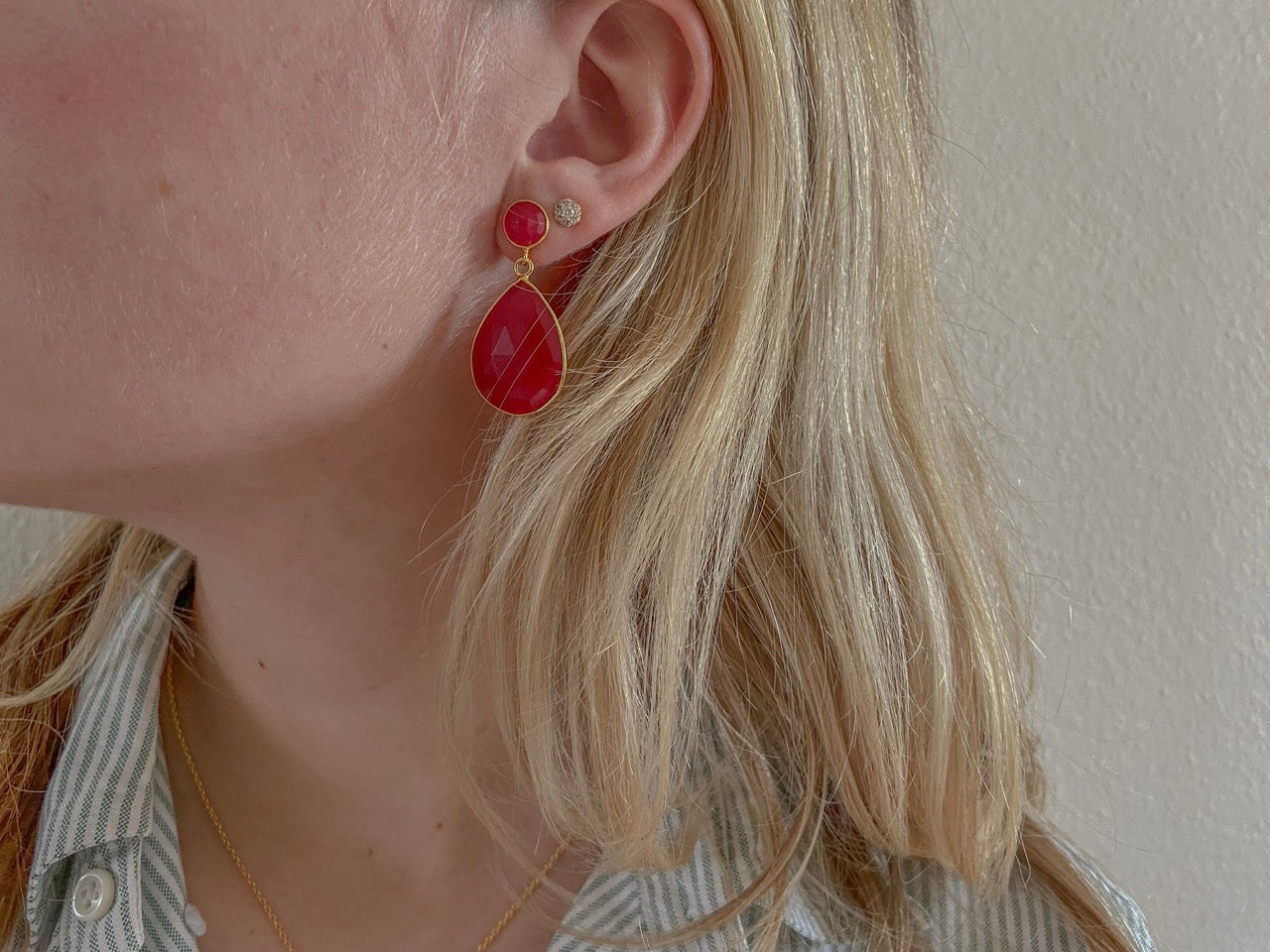 Zilveren Ayla geboortesteen oorbellen met warme rode aventurijn van Néhlia gedragen in vrouwen oor.