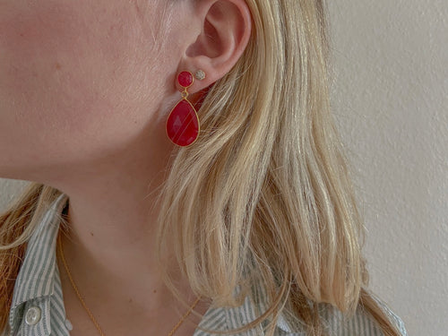 Zilveren Ayla geboortesteen oorbellen met warme rode aventurijn van Néhlia gedragen in vrouwen oor.