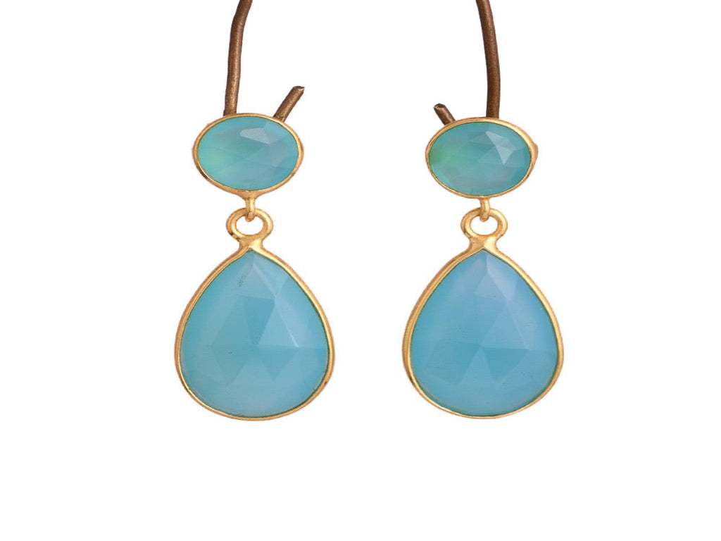 Zilveren Ayla oorbellen met heldere aqua chalcedoon, maart geboortesteen, modern strak design van Néhlia.