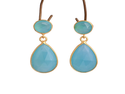 Zilveren Ayla oorbellen met heldere aqua chalcedoon, maart geboortesteen, modern strak design van Néhlia.