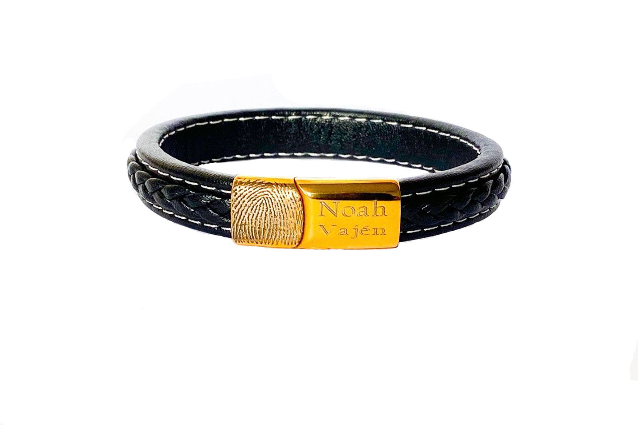 Zwart gevlochten leren Bodie armband met goudkleurige edelstalen sluiting, graveerbaar heren en dames sieraad van Néhlia.
