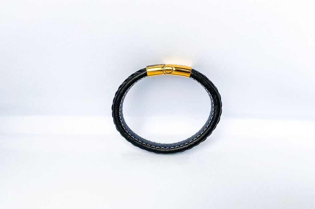 Zwart gevlochten leren Bodie armband met goudkleurige sluiting, graveerbaar heren en dames sieraad van Néhlia.