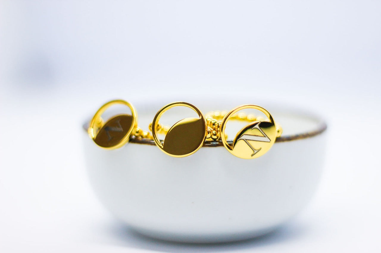 Gold-plated sterling zilveren Isla ringen met een gladde, minimalistische band en een gepersonaliseerde gravure, elegant herinneringssieraad van Néhlia.