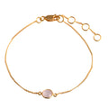 Esmé geboortesteen armbandje met zachtroze kwarts, modern strak design van Néhlia.