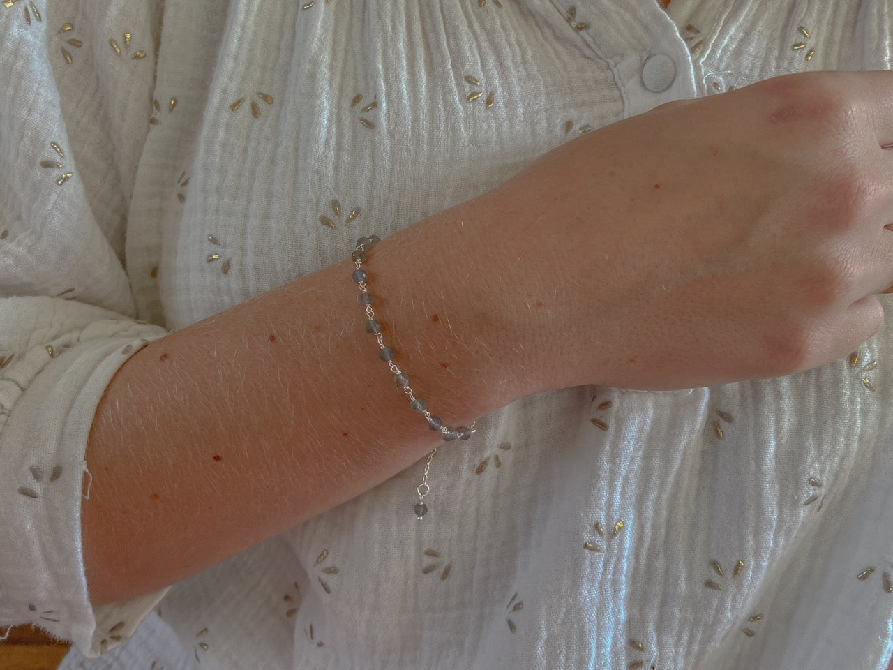 Zilveren Fae geboortesteen armbandje van Néhlia  gedragen om vrouwen pols.