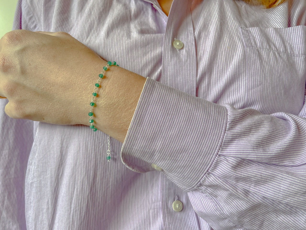 Zilveren Fae geboortesteen armbandje met diepgroene onyx van Néhlia gedragen om vrouwen pols.