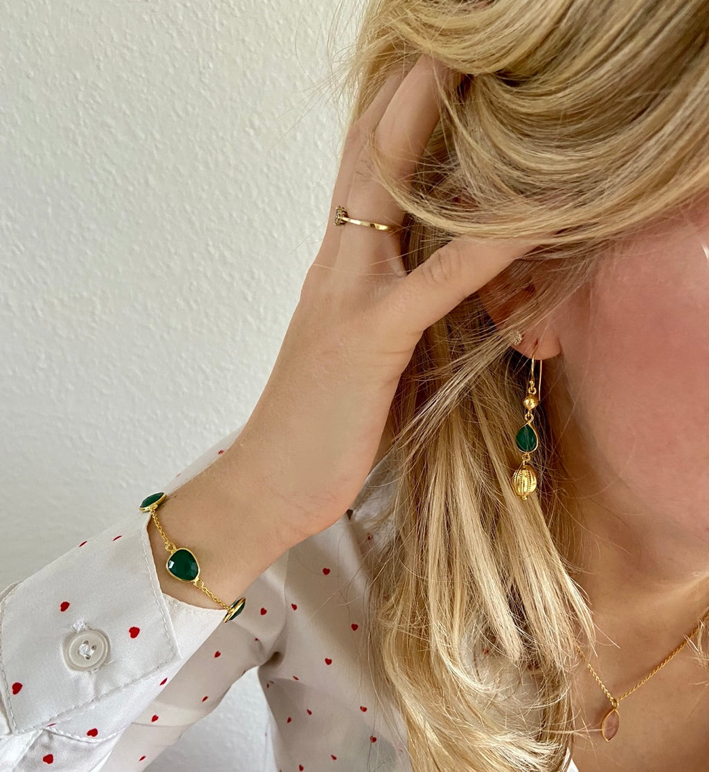 Zilveren Fae oorbellen met groene onyx van Néhlia gedragen in vrouwen oor.