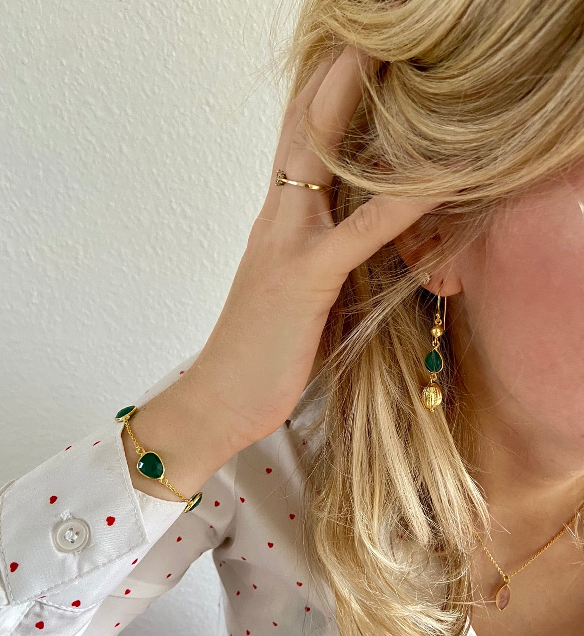 Zilveren Fae oorbellen met groene onyx van Néhlia gedragen in vrouwen oor.