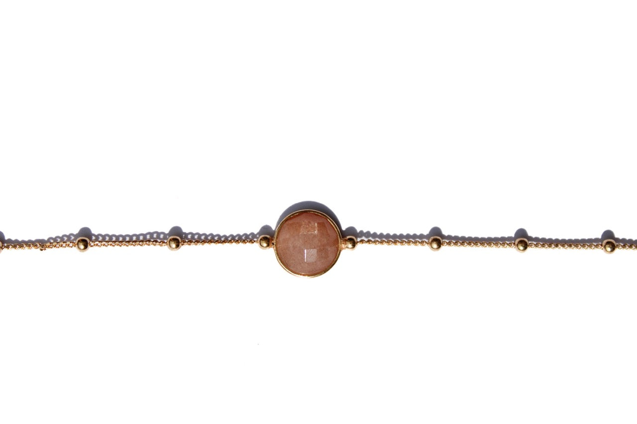 Close-up van de facetgeslepen rookkwarts steen in de zilveren Lyra armband.