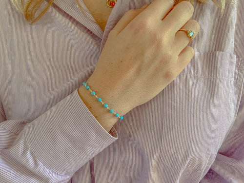 Sia armbandje met turquoise van Néhlia om vrouwenpols.