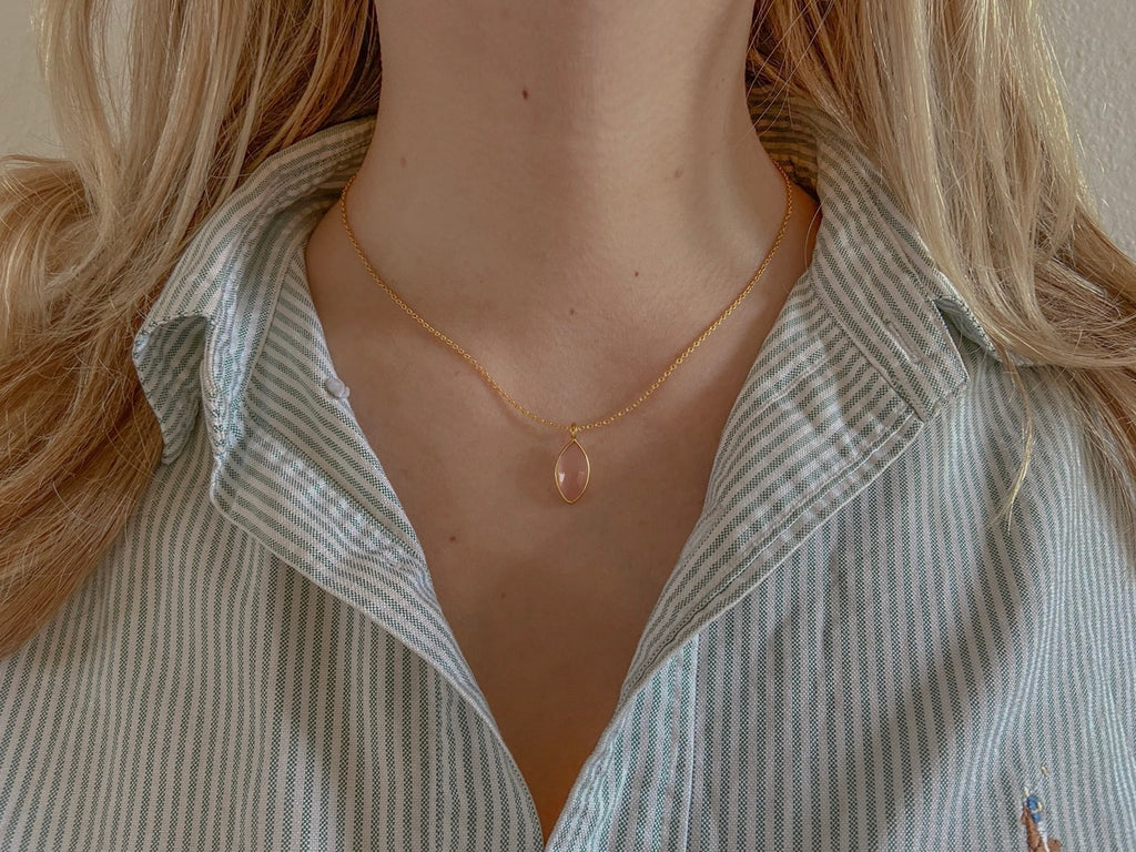 Zilveren Nava ketting met melkachtig roze chalcedoon van Néhlia gedragen om vrouwen nek.