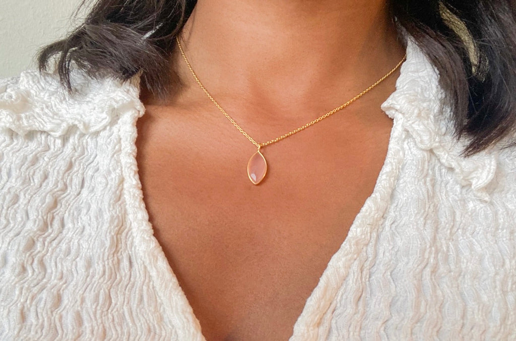 Zilveren Nava ketting met melkachtig roze chalcedoon gedragen om vrouwen nek.