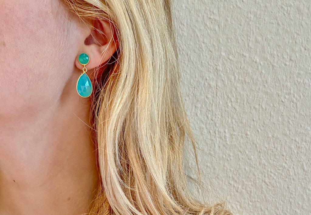Zilveren Ayla oorbellen met heldere aqua chalcedoon van Néhlia gedragen in vrouwen oor.