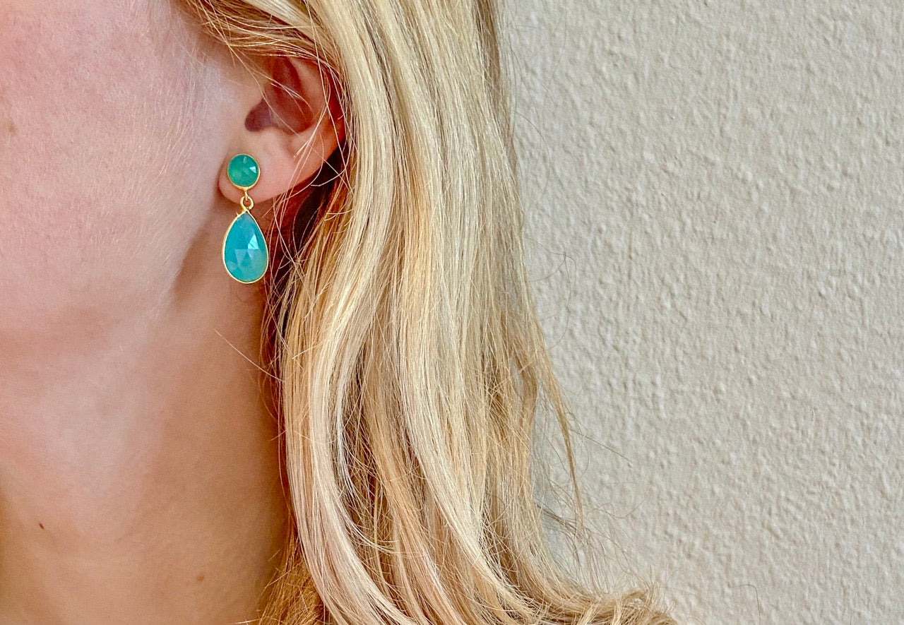 Zilveren Ayla oorbellen met heldere aqua chalcedoon van Néhlia gedragen in vrouwen oor.