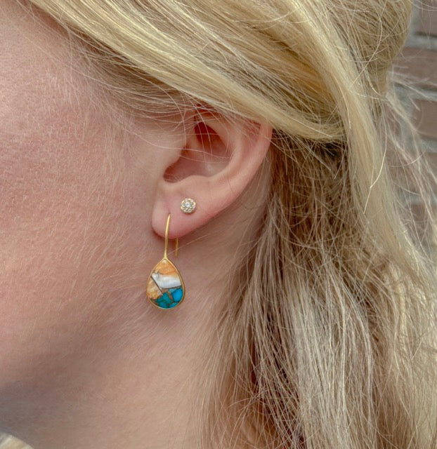 Zilveren Raya oorbellen met oranje Spiny Oyster en blauwe Arizona Turquoise gedragen in vrouwen oor.