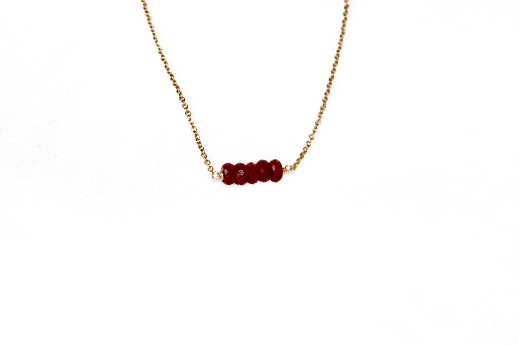 Moderne 'Ami' ketting met rode robijn van  Néhlia.