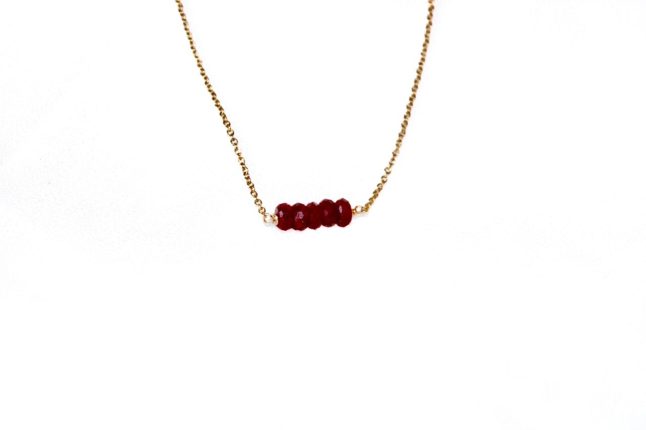 Moderne 'Ami' ketting met rode robijn van  Néhlia.