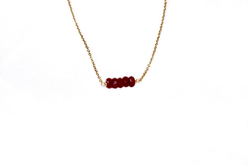 Moderne 'Ami' ketting met rode robijn van  Néhlia.