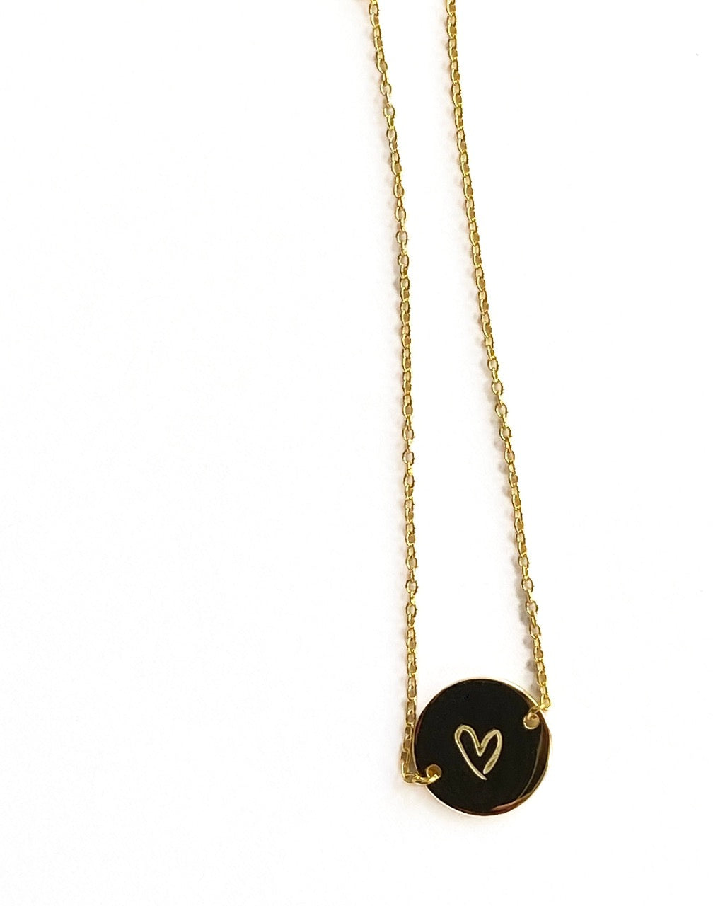 Goudgeel zilveren Zara herinneringsarmbandje met hart, graveerbaar plaatje met naam, 14k goldplated minimalistisch design, handgemaakt door Néhlia.