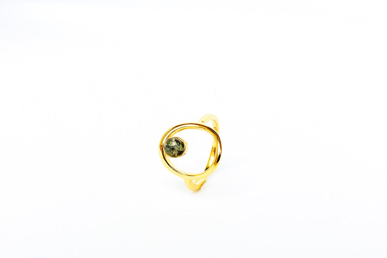 Goudgeel zilveren Isla herinneringsring met modern cut-out design, goldplated open ring, minimalistisch en elegant van Néhlia.