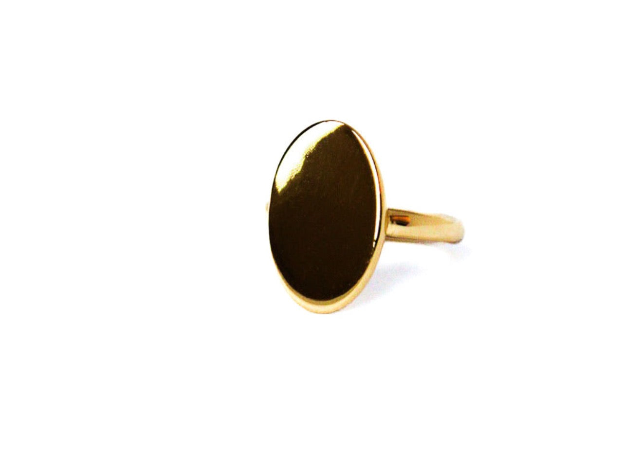 Gold-plated sterling zilveren Isla herinneringsring met een elegant ovaal oppervlak en gepersonaliseerde gravure, exclusief en modern herinneringssieraad van Néhlia.