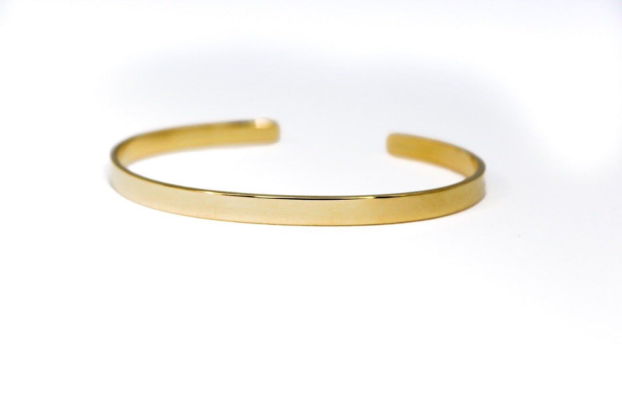Goldplated zilveren Ada open slavenarmband, graveerbare cuff armband van 925 sterling zilver, minimalistisch en hoogglans design handgemaakt door Néhlia.