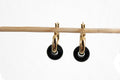 Gold-plated zilveren Vesper oorbellen met zwarte agaat, modern design van Néhlia.