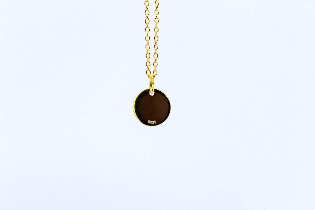 Achterkant goldplated zilveren Isla herinneringsketting met graveerbare coin.