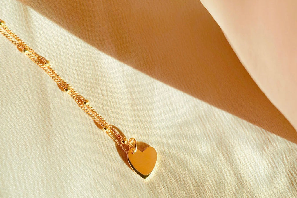 Subtiel 925 sterling zilveren Isla armbandje met een fijn schakelkettinkje en een gladgepolijst graveerbaar hartje, minimalistisch herinneringssieraad van Néhlia.