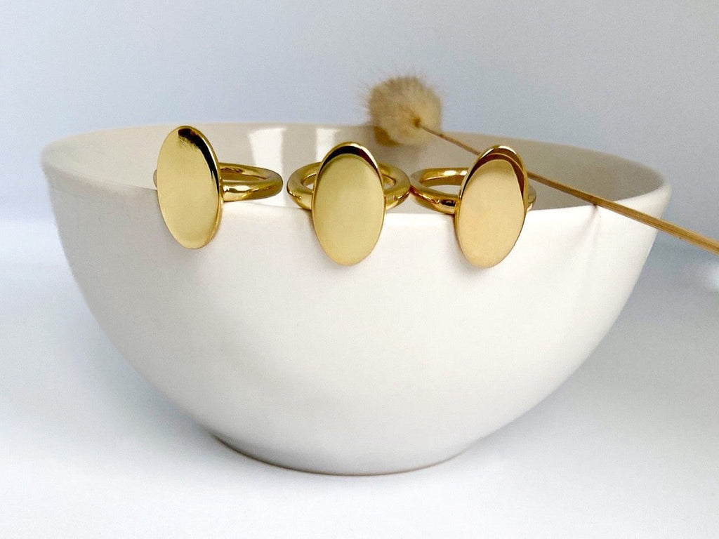 3 Gold-plated sterling zilveren Isla herinneringsringen met een elegant ovaal oppervlak en gepersonaliseerde gravure, exclusief en modern herinneringssieraad van Néhlia.
