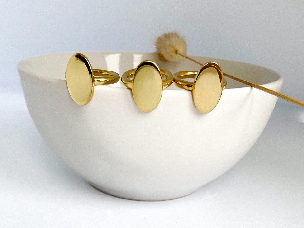 3 Gold-plated sterling zilveren Isla herinneringsringen met een elegant ovaal oppervlak en gepersonaliseerde gravure, exclusief en modern herinneringssieraad van Néhlia.