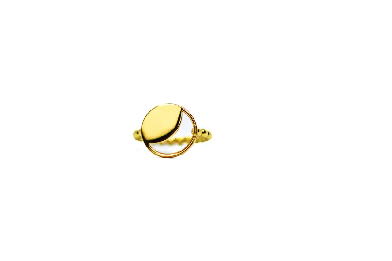 Gld-plated sterling zilveren Isla ring met een gladde, minimalistische band en een gepersonaliseerde gravure, elegant herinneringssieraad van Néhlia.