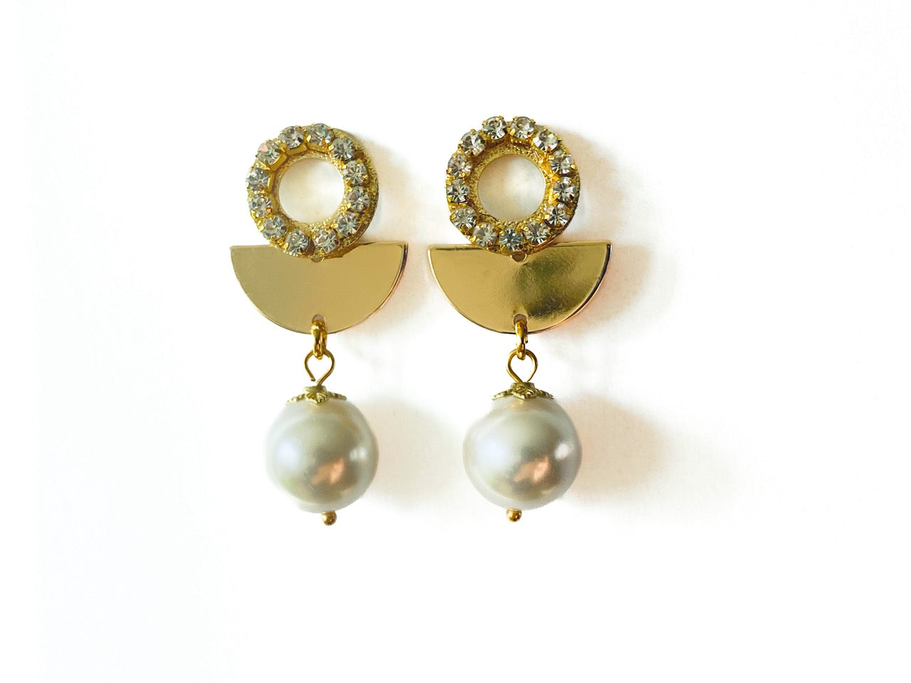 Zilveren Mae geboortesteen oorbellen met een perfect ronde parel en Swarovski, juni geboortesteen, modern strak design van Néhlia.
