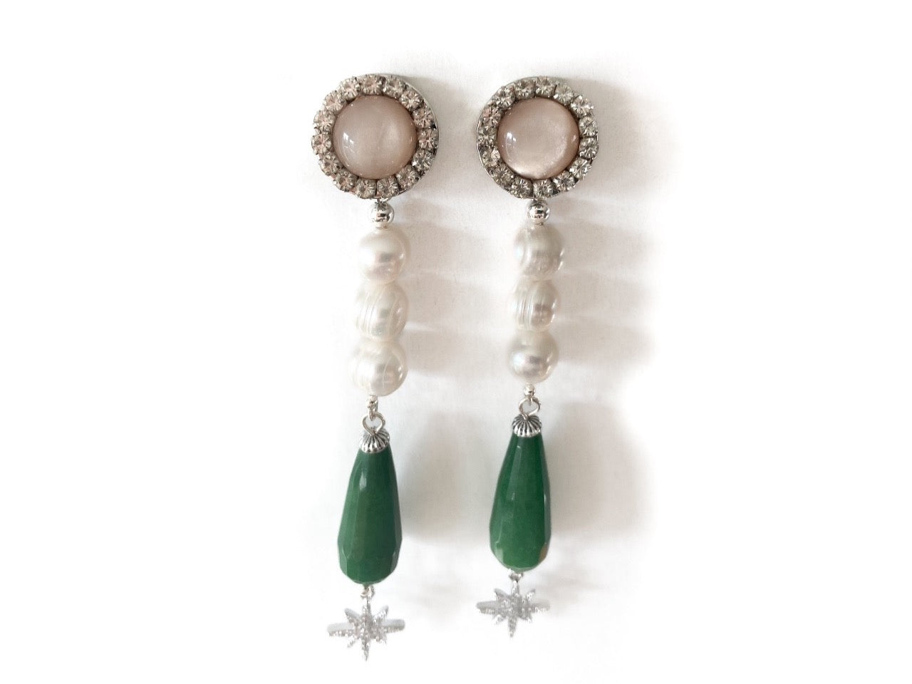Mae geboortesteen oorbellen met een unieke natuurlijke zoetwaterparel en fonkelend helder Swarovski kristal, modern strak design van Néhlia.