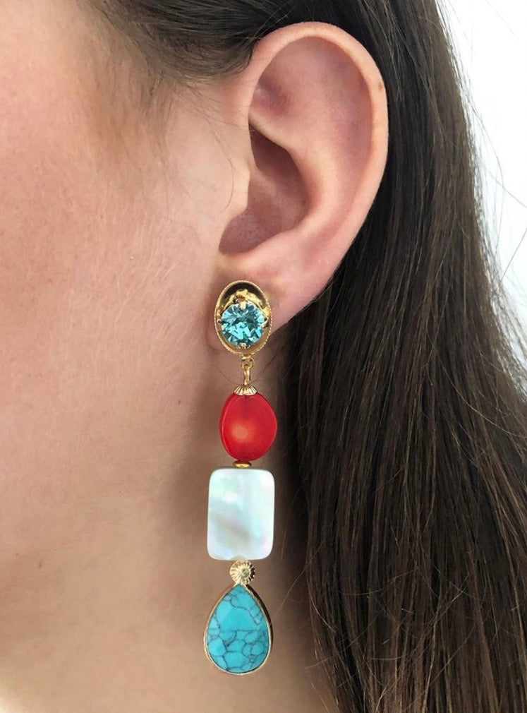Mae statement geboortesteen oorbellen met turquoise en fonkelend Swarovski krista van Néhlia gedragen in vrouwen oor.