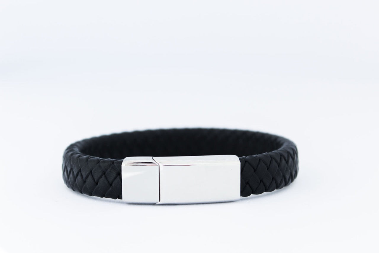 Leather remembrance bracelet in the color black with a silver engravable bar