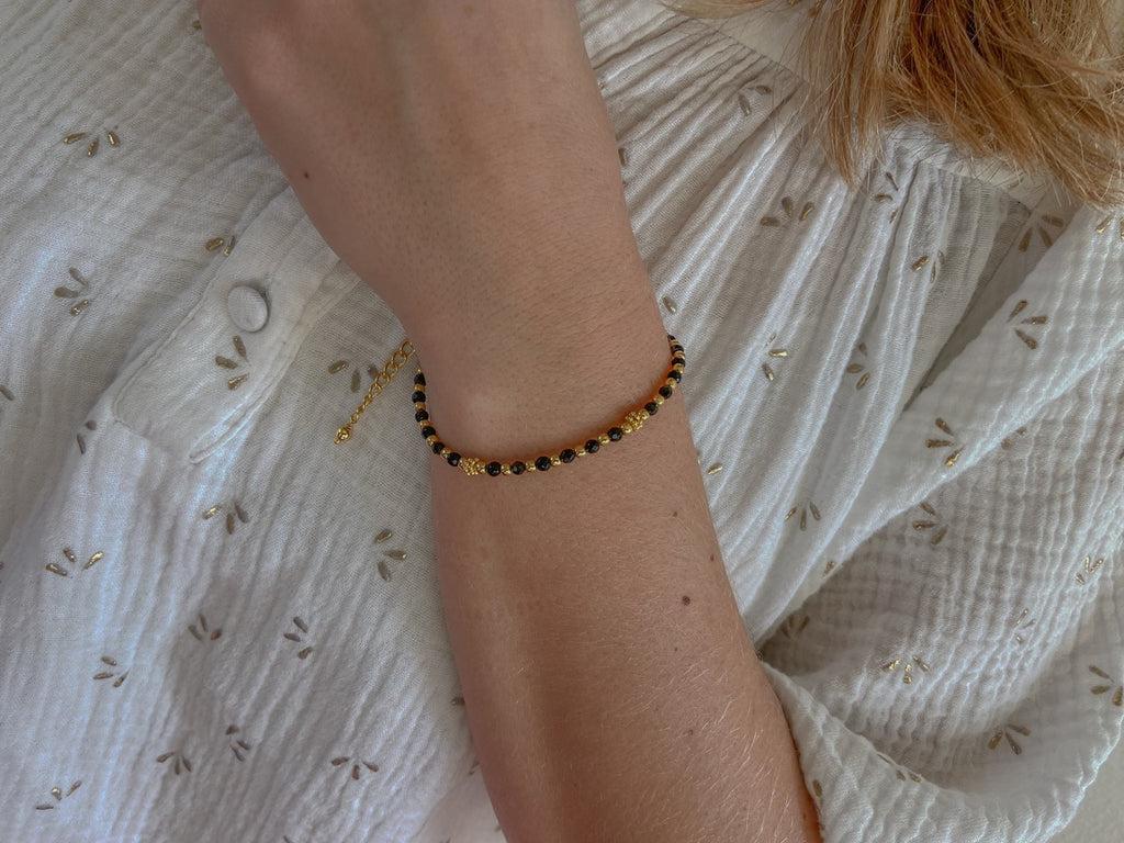Nyx armbandje met zwarte onyx, modern strak design van Néhlia gedragen om vrouwen pols.