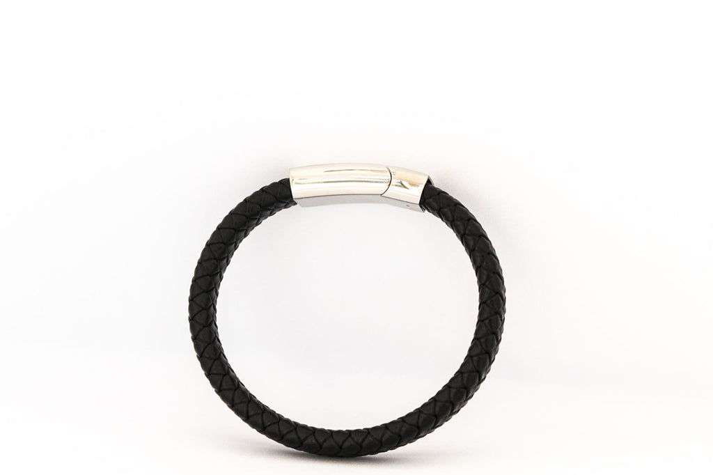 Zwart leren Otis armband met zilverkleurige edelstalen sluiting, minimalistisch en stoer herinneringssieraad van Néhlia.