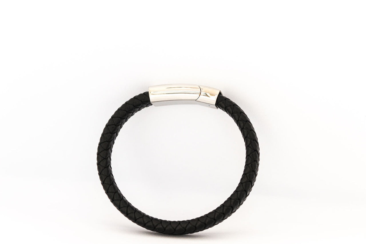 Zwart leren Otis armband met zilverkleurige edelstalen sluiting, minimalistisch en stoer herinneringssieraad van Néhlia.