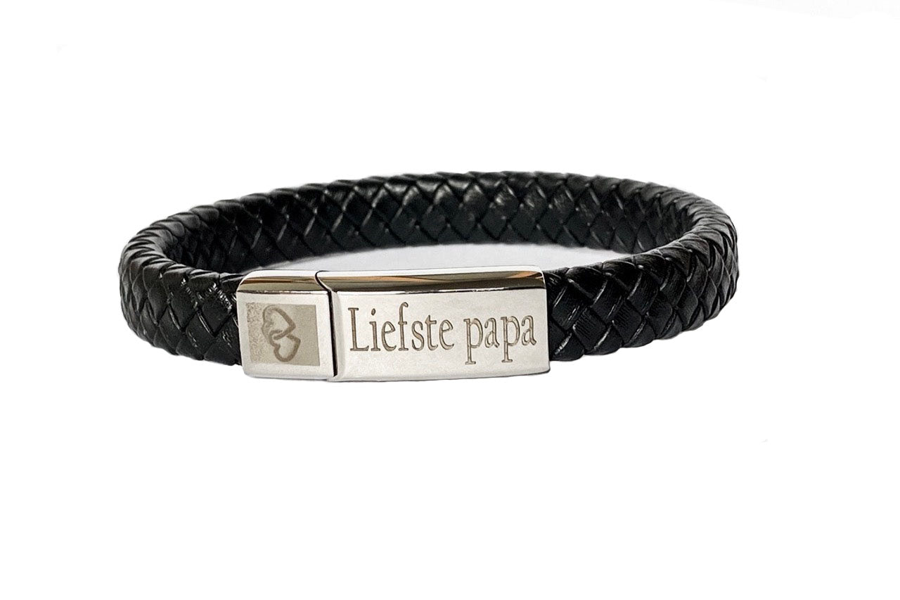 Zwart leren Otis armband met zilverkleurige edelstalen sluiting, minimalistisch en stoer herinneringssieraad van Néhlia.